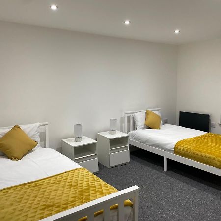 Modern - Two Bed - Apartment Located In The City Of Wolverhampton Dış mekan fotoğraf